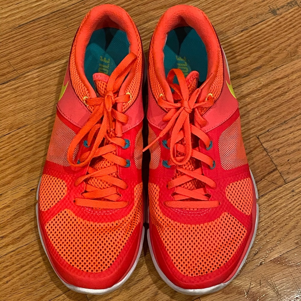Nike Sneakers Size 8 (Athletic/Running/Casual)